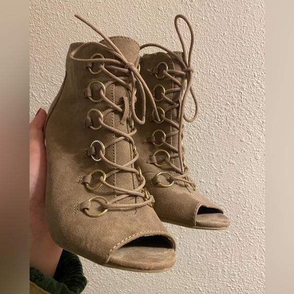 Gray Lace Up Heels - Size 7.5 - Picture 7 of 9